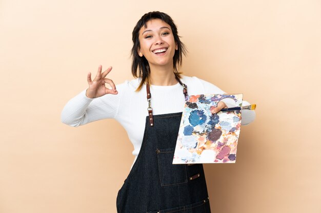 Клиент держит вышивку